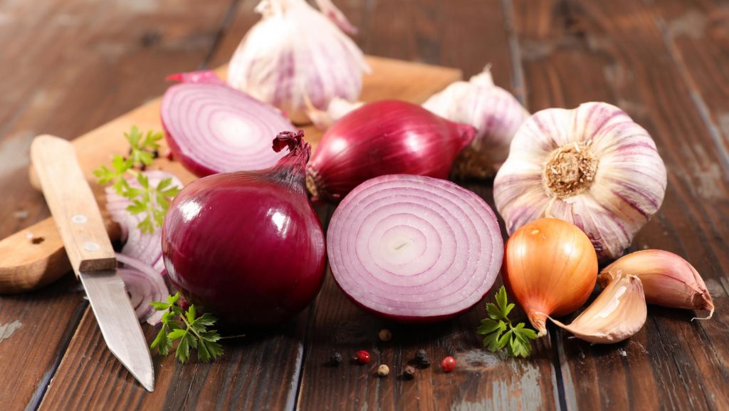 Frisch aufgeschnittene Zwiebeln und Knobaluch