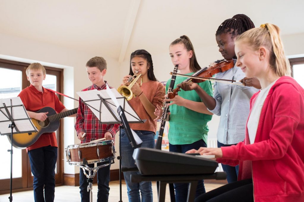 Eine Gruppe Jugendlicher musiziert miteinander