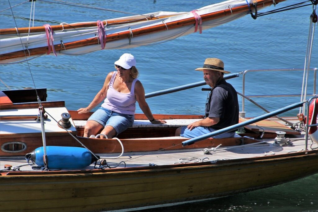Rentnerpaar sitzt auf einem Segelschiff