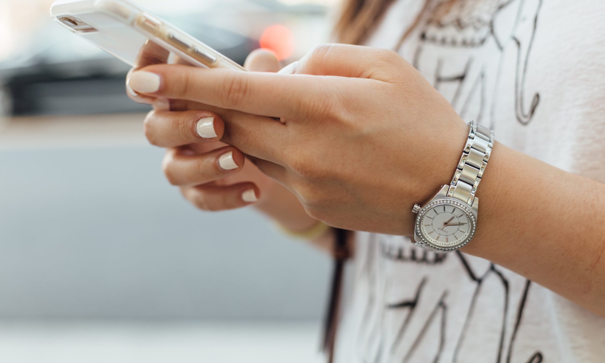 Frauenhände am Smartphone