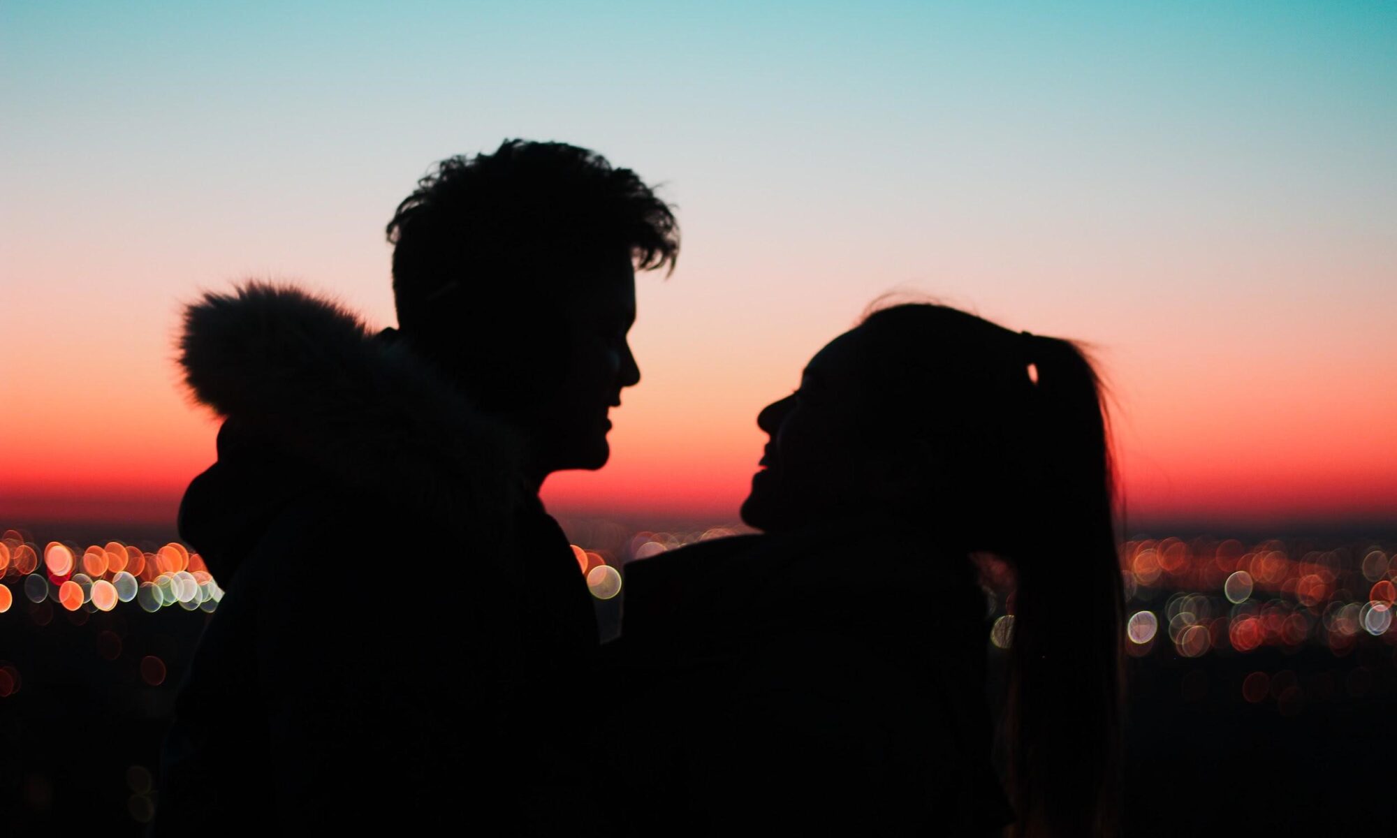 Junges Paar beim Sonnenuntergang